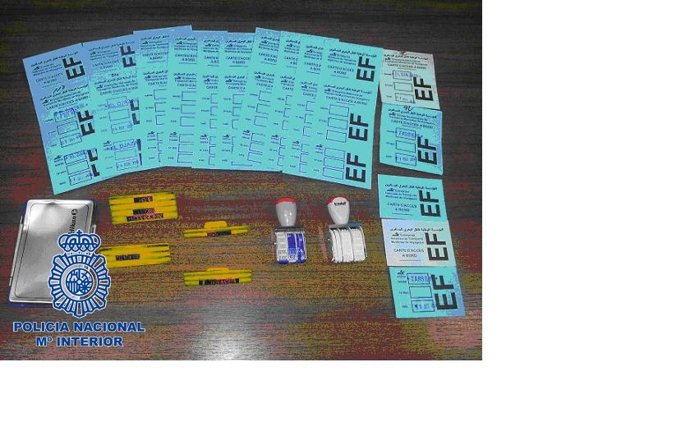 Efectos intervenidos a los detenidos por falsificar tarjetas de embarque a Orán