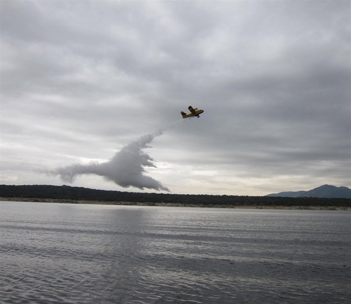 Un avión 'apagafuegos' del Ejército del Aire descargando agua 