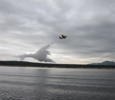 Un avión 'apagafuegos' del Ejército del Aire descargando agua 