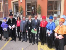 Rodríguez Zapatero, en una foto de 'familia' tras recibir la medalla de oro.