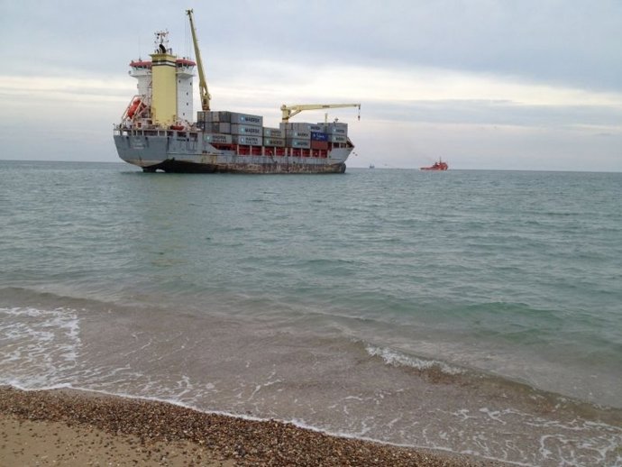 Un Remolcador Intenta Reflotar El 'Celia'