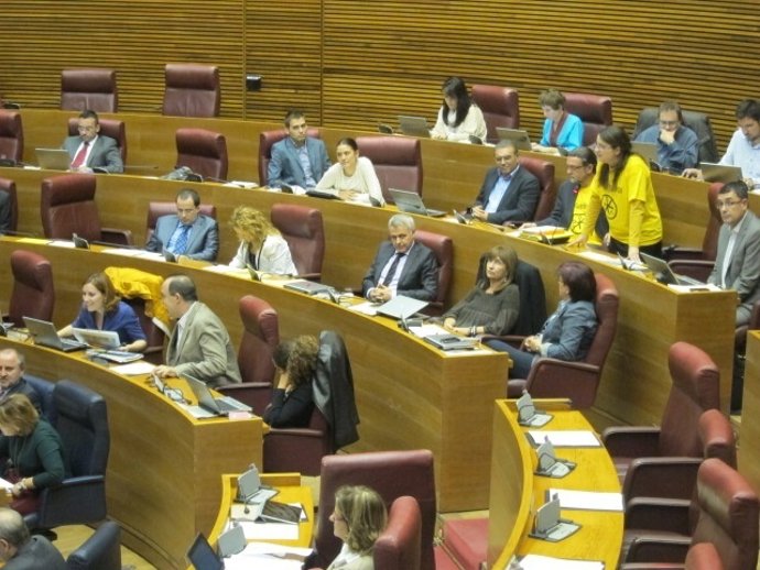 Oltra Con La Camiseta De 'No Al ERE En FGV'