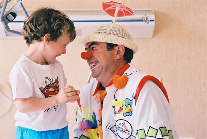 Payaso Con Un Niño En Un Hospital