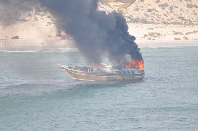 Foto de la lancha en llamas desde la que atacaron los piratas