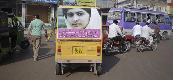 Imagen de Malala Yousufzai en un coche