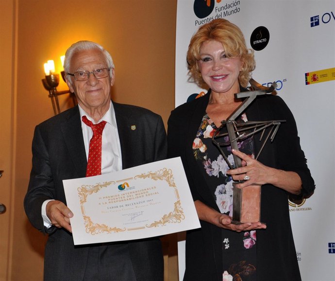 Carmen Cervera y el Padre Ángel