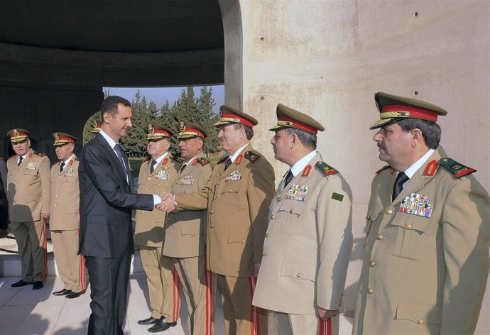Bashar al-Assad con su cúpula militar
