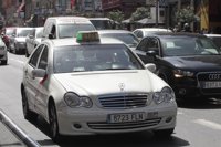 Luz verde a la nueva ordenanza del taxi que permite publicidad interior y fijará un precio fijo desde el aeropuerto