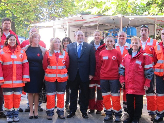 El Alcalde De Oviedo Visita La Exposición De Cruz Roja En El Paseo Del Bombé