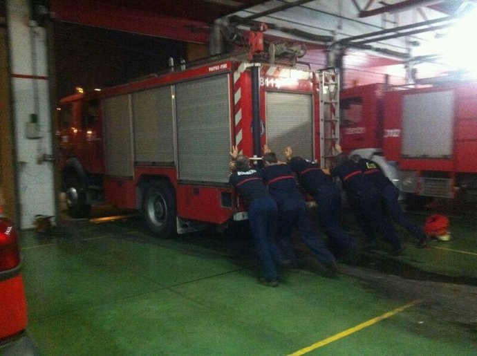Bomberos Empujando Un Vehículo En Sagunto