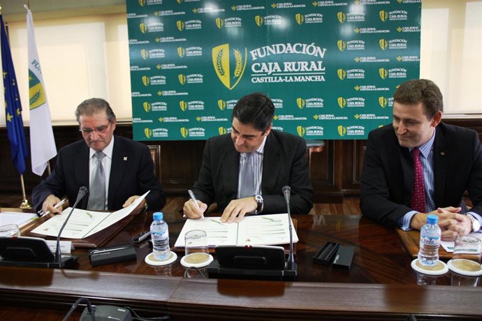 Firma del convenio con el consejero