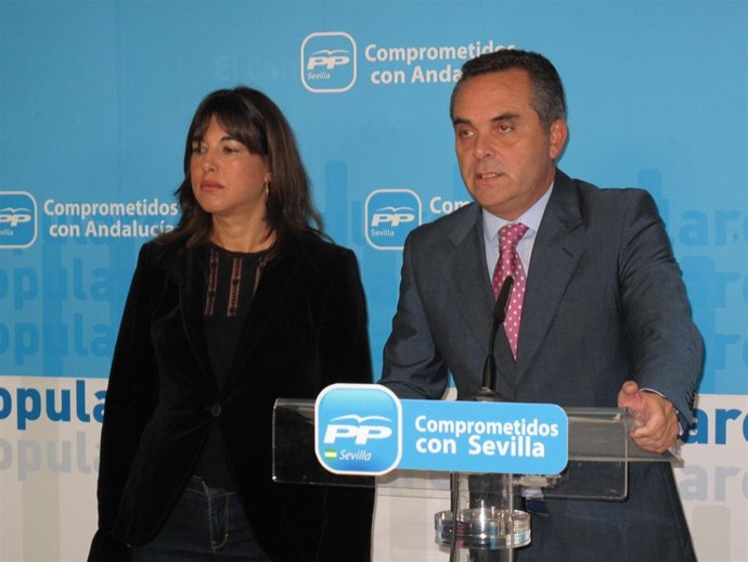 El presidente del PP de Sevilla, Juan Bueno, durante la rueda de prensa