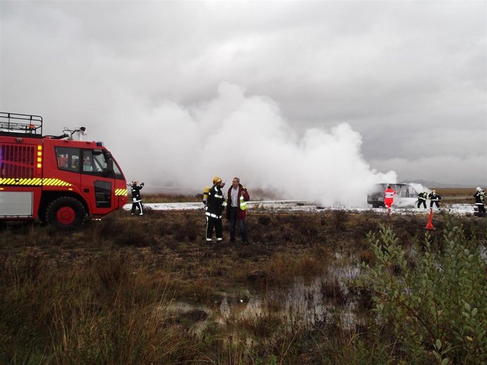 Simulacro de accidente aéreo en el aeropuerto de Pamplona.