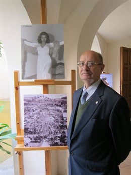 El Fotógrafo Cacereño Juan Guerrero Junto A Dos De Sus Obras