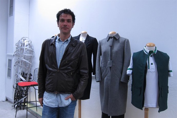 El diseñador Miguel Ángel Aldeguer con los nuevos uniformes de Funespaña