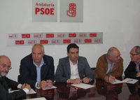 PSOE-A "respalda" la convocatoria pero aclara que "la representación popular nunca se pone en huelga"