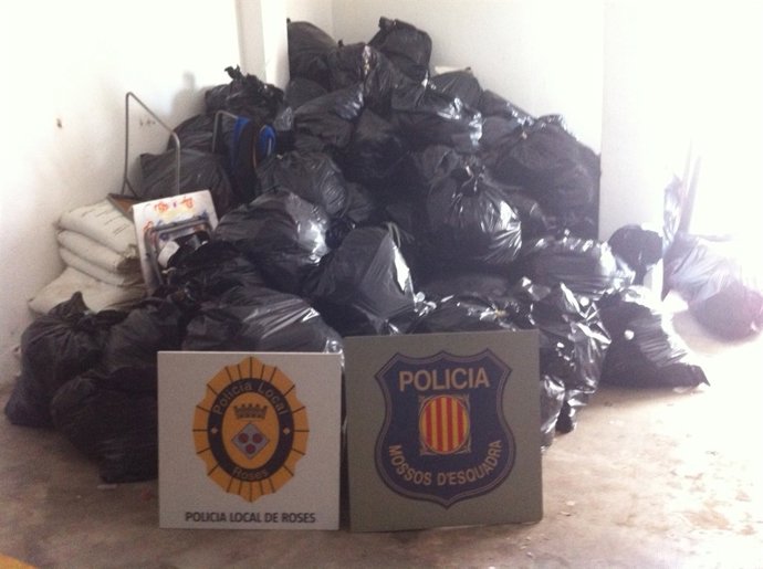 Material decomisado de top manta en Roses