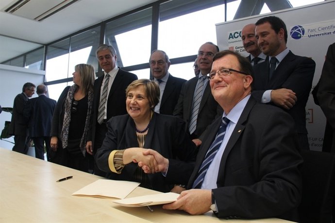 El conseller F.X.Mena, y la presidenta del Parque Científico Anna Maria Geli