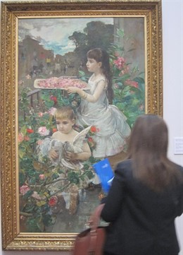 Una Espectadora Ante Una De Las Obras De Pinazo 