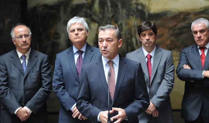 Rivero, acompañado por sus consejeros en rueda de prensa