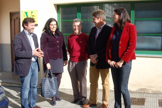 Por la derecha, Arez y Román, con la alcaldesa y concejales de Vegadeo.