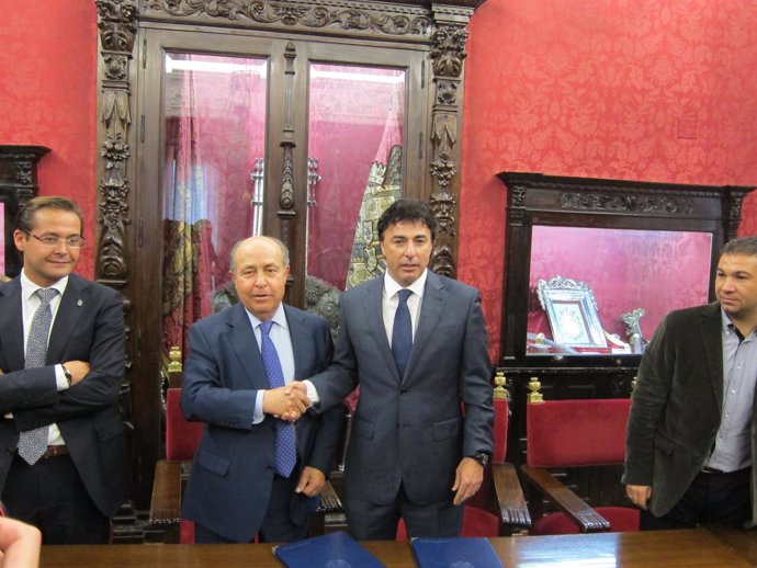 El alcalde, José Torres Hurtado, y Enrique Pina, presidente del Granada CF