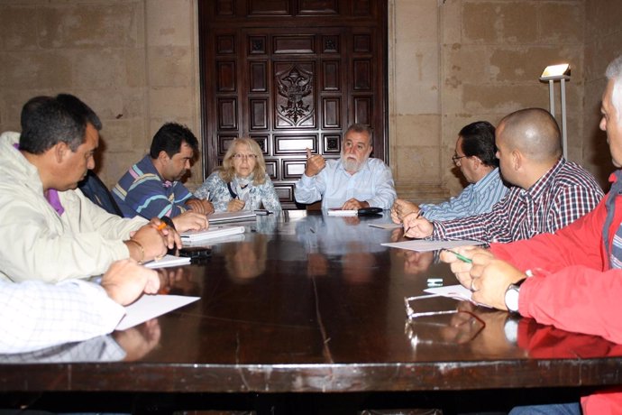 Antonio Rodrigo Torrijos con miembros del comité de empresa de Lipasam