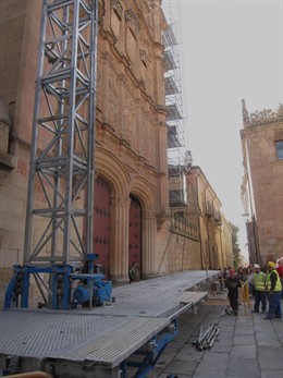 Andamio  de la fachada de la Universidad de Salamanca