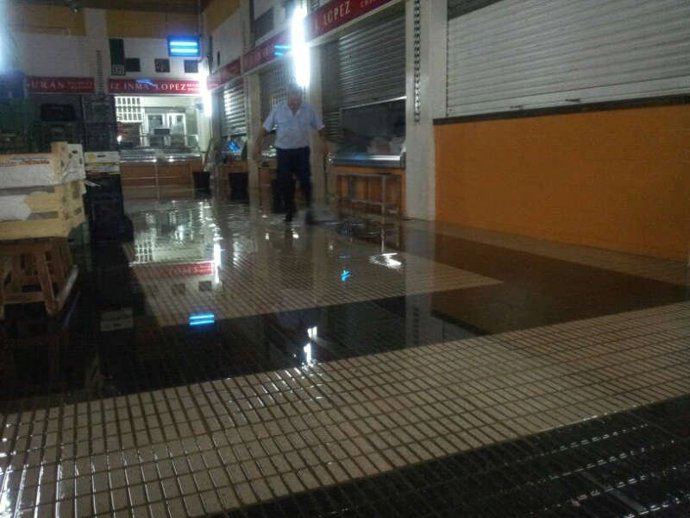 El mercado de Pino Montano con el suelo anegado tras las lluvias