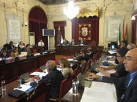 El Pleno del Ayuntamiento rechaza que el metro pase en superficie por el centro y reclama documentación