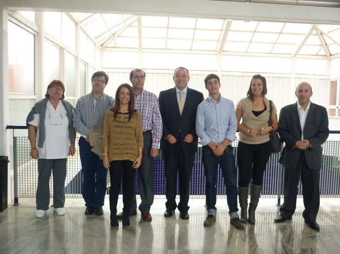 El concejal de Economía, Juan Carlos Adame, con los 'viveristas'. 