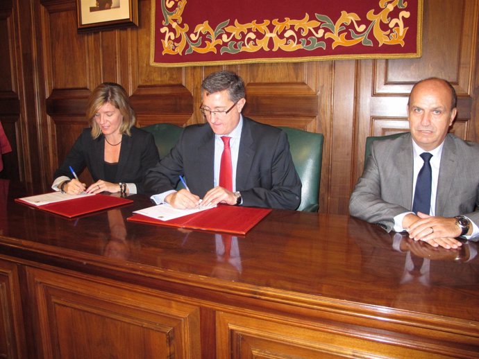 Firma del convenio entre Ayuntamiento de Teruel y CAI