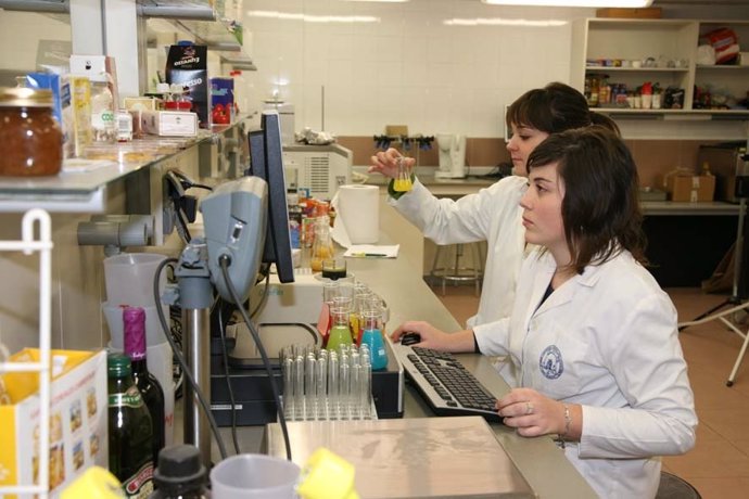 Investigadoras de la UCAM realizando un ensayo en el laboratorio