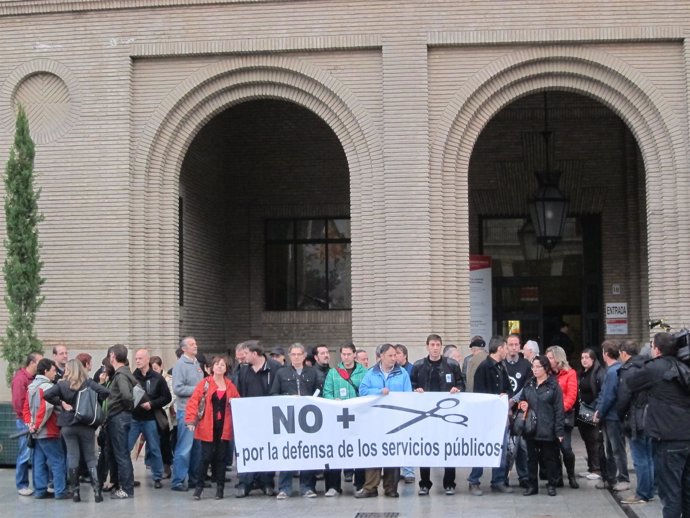 Empleados municipales se concentran ante el Ayuntamiento de Zaragoza.