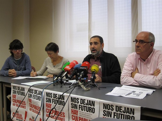 Los secretarios generales de UGT y CCOO de Navarra junto a miembros de la Cumbre