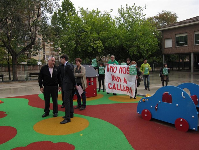 Capellán visita el patio, con los manifestantes a su espalda