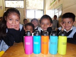 Cada cantimplora lleva el mensaje de uno de los niños de la fundación