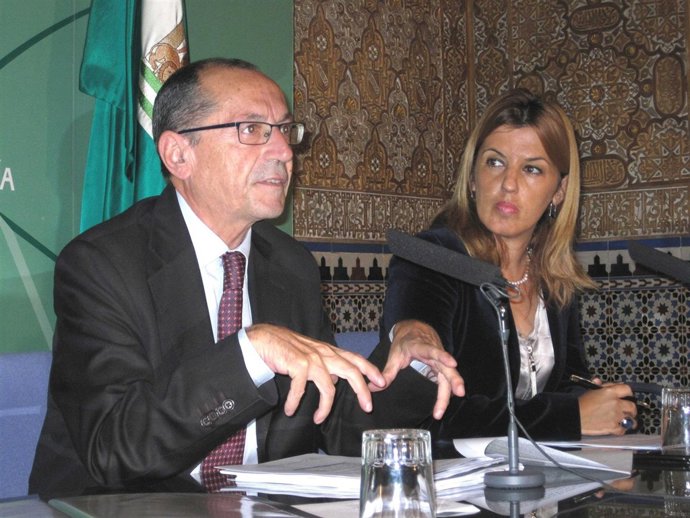 Moreno junto a la delegada del Gobierno, Sonia Ferrer, en rueda de prensa