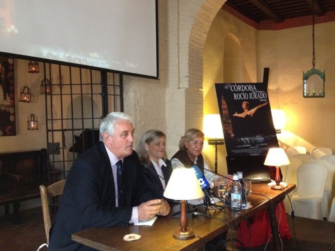 Blanca Ciudad, entre Manuel Jurado y Dolores Vallecillo