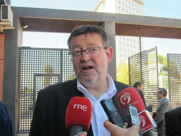 Ximo Puig atendiendo a los medios de comunicación (imagen de archivo)