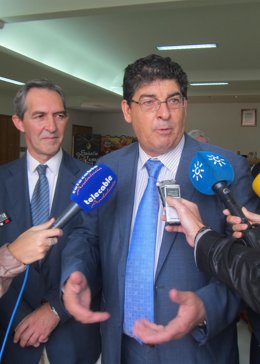 Diego Valderas, hoy ante los medios en Lora del Río