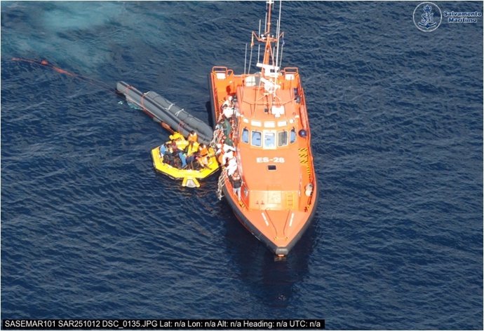 Salvamento Marítimo rescata a los 18 supervivientes del naufragio en Alhucemas