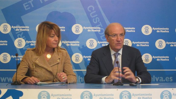 El alcalde de Huelva, Pedro Rodríguez, y la concejal Pilar Miranda.
