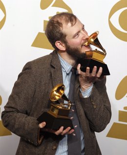Justin Vernon, cantante de Bon Iver muerde un Grammy