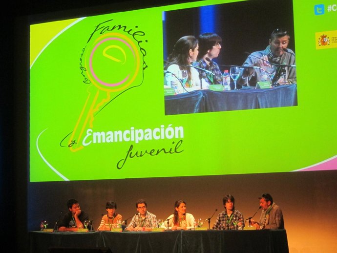 Mesa redonda con jóvenes en el Congresi 'Familias y Emancipación Juvenil'