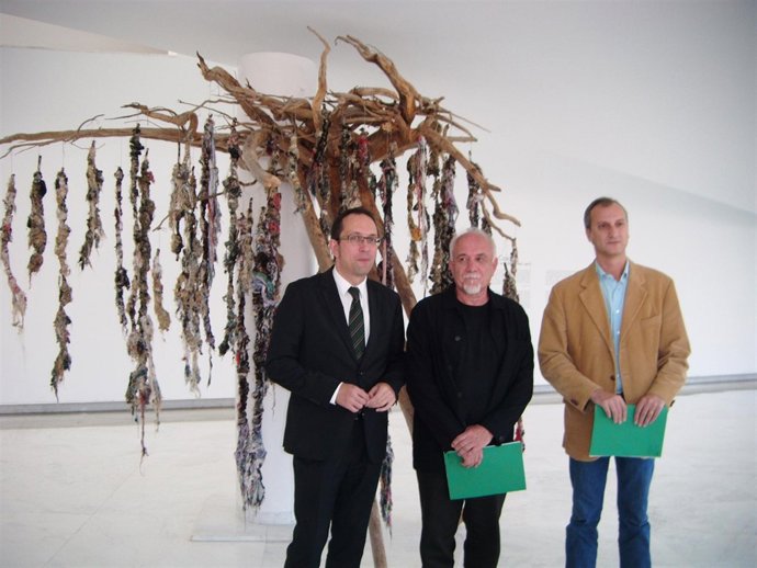 El director del CGAC, Miguel von Hafe, con el autor Fernando Casás (centro) 