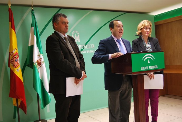 Judit Anda, José Luis Ruiz Espejo (centro) y Javier Carnero, en rueda de prensa