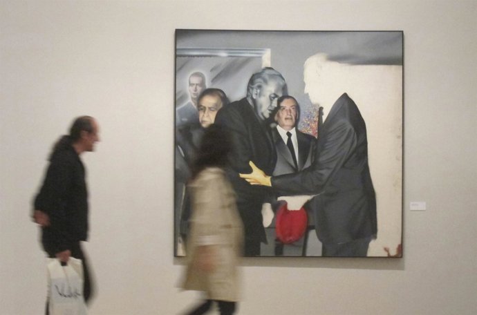 Espectadores Ante Una Obra Del Equipo Realidad