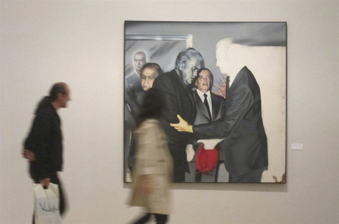 Espectadores Ante Una Obra Del Equipo Realidad