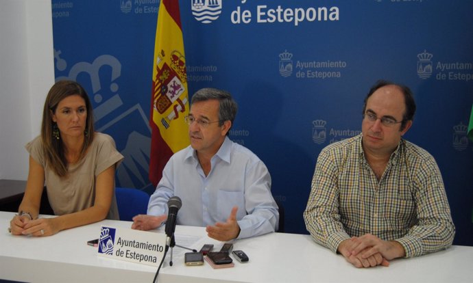 El alcalde de Estepona, José María García Urbano, y dos ediles